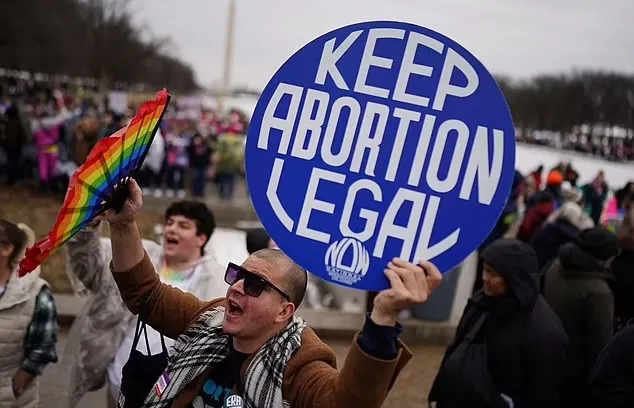 Manifestantes protestan por las declaraciones de Trump sobre el aborto