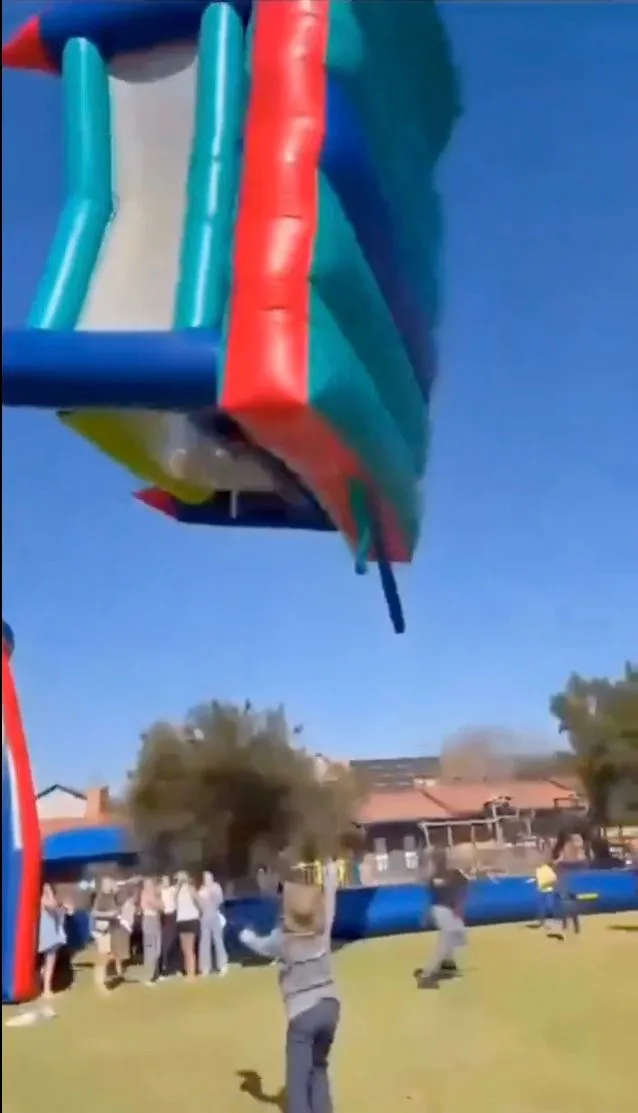 En Sudáfrica el aire elevó un juego inflable / Redes Sociales