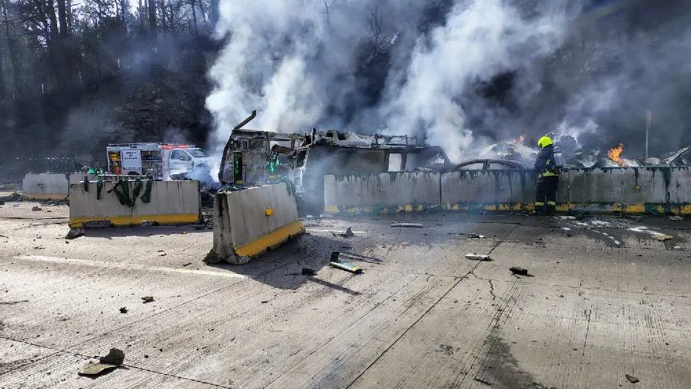 Equipos de emergencia llegaron hasta el lugar para atender el accidente/X