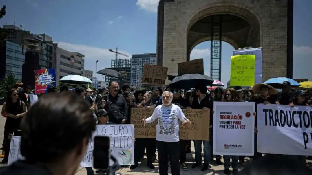Decenas de actores de doblaje, locutores y artistas se reunieron en el Monumento a la Revolución/X