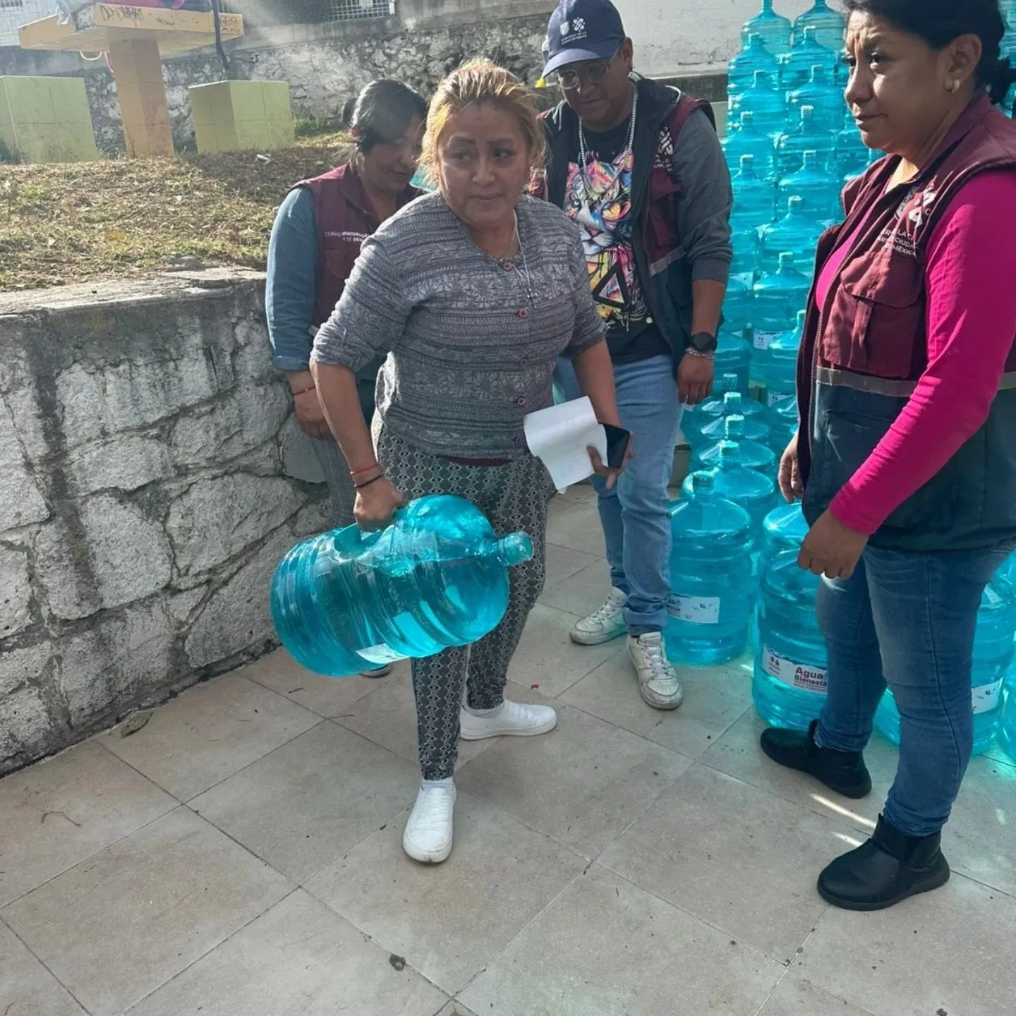 La venta de Agua Bienestar fue todo un éxito entre la población / Redes Sociales