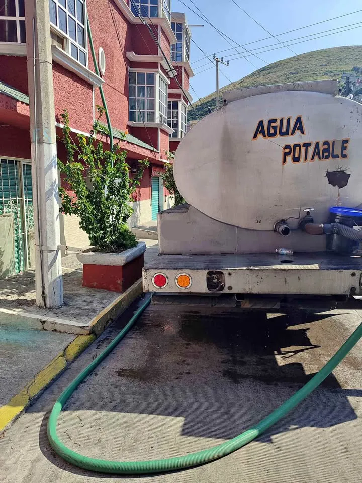 El robo de agua provoca pérdidas millonarias / Rede Sociales