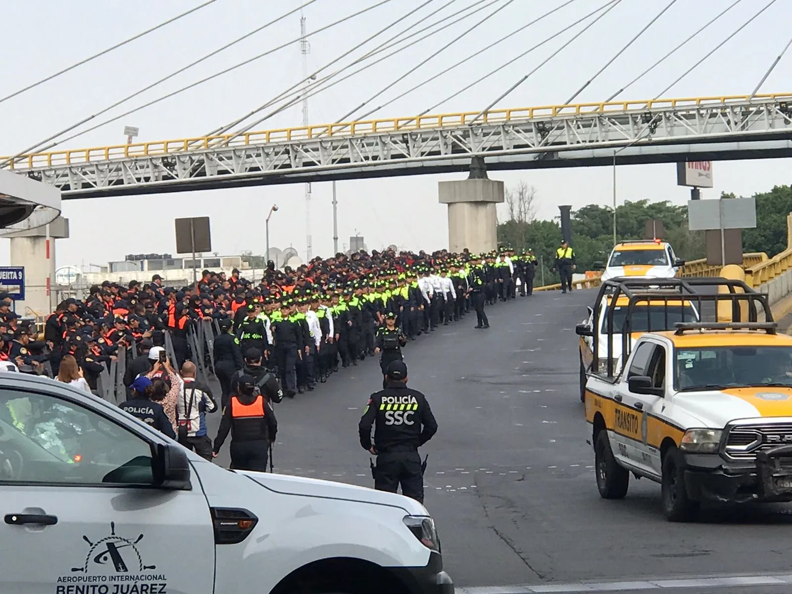 Elementos policiacos resguardan el AICM / Redes Sociales