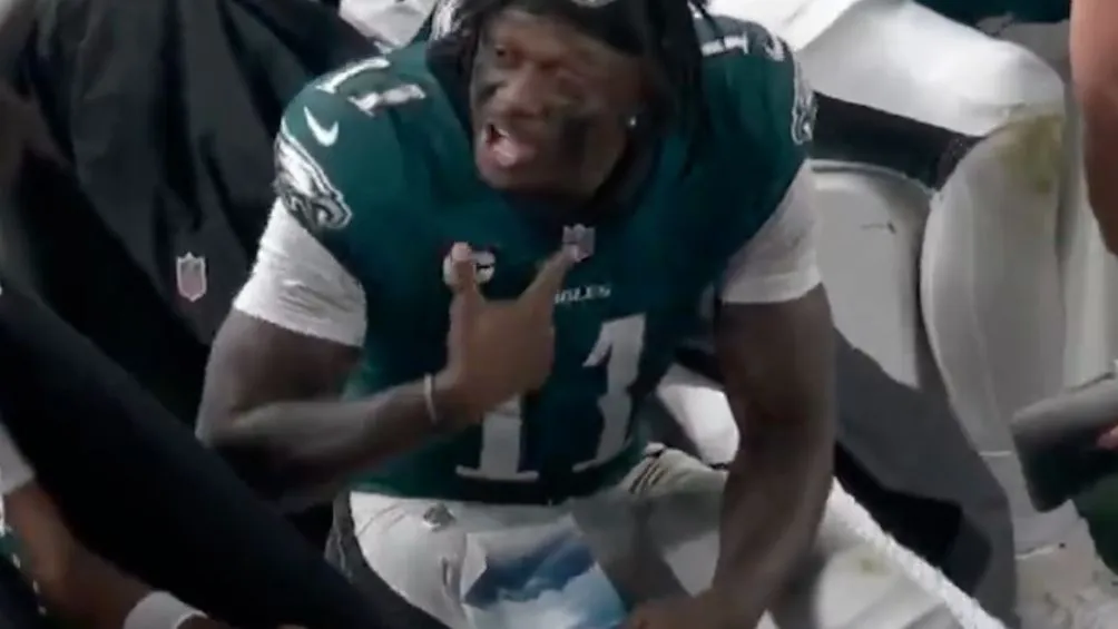 AJ Brown se queja en la banca de los Eagles | FOTO TOMADA DEL VIDEO