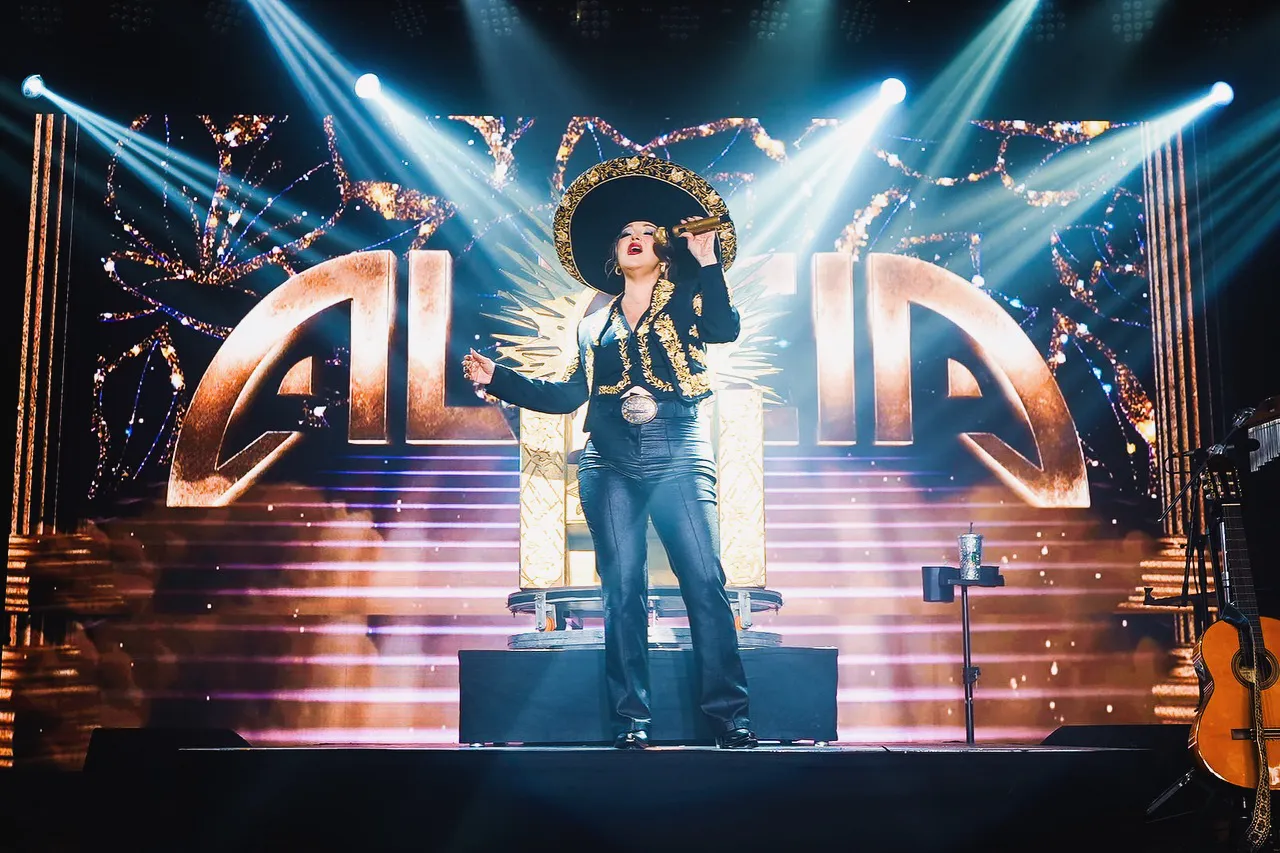 En medio de un concierto, Alicia Villarreal hizo la seña de auxilio / Redes Sociales