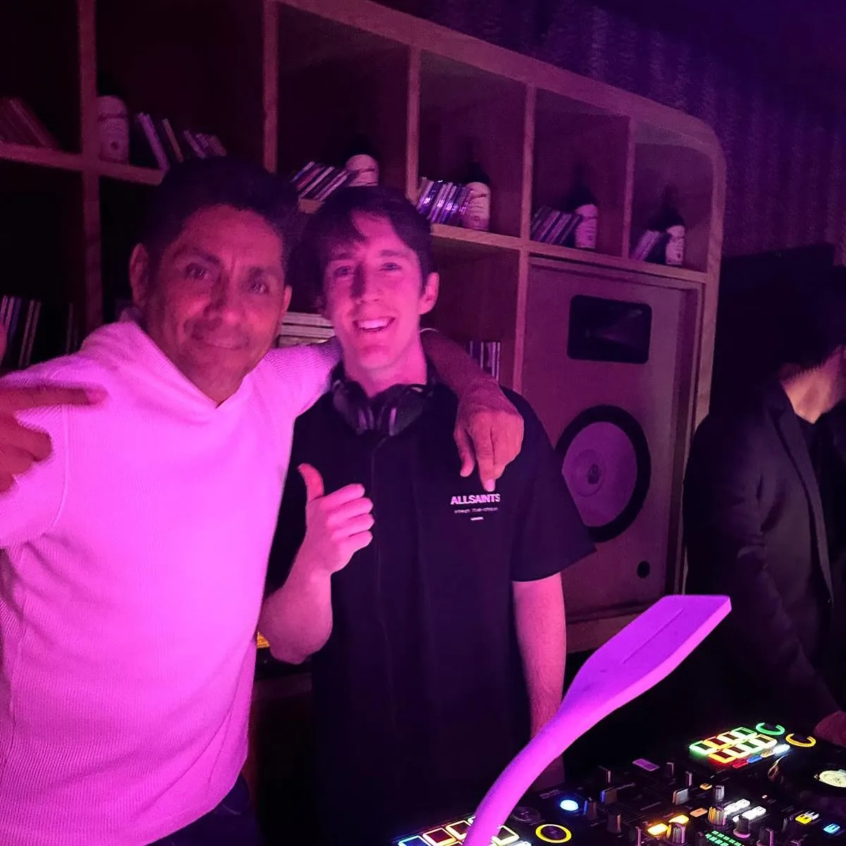 Jorge Campos reconoció en el trabajo de Alure en una fiesta / FB: @music.alure