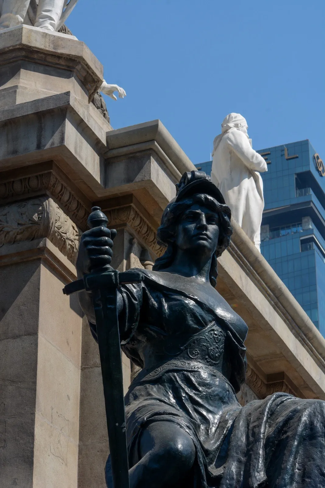 Las esculturas de bronce también fueron limpiadas de pies a cabeza / Especial