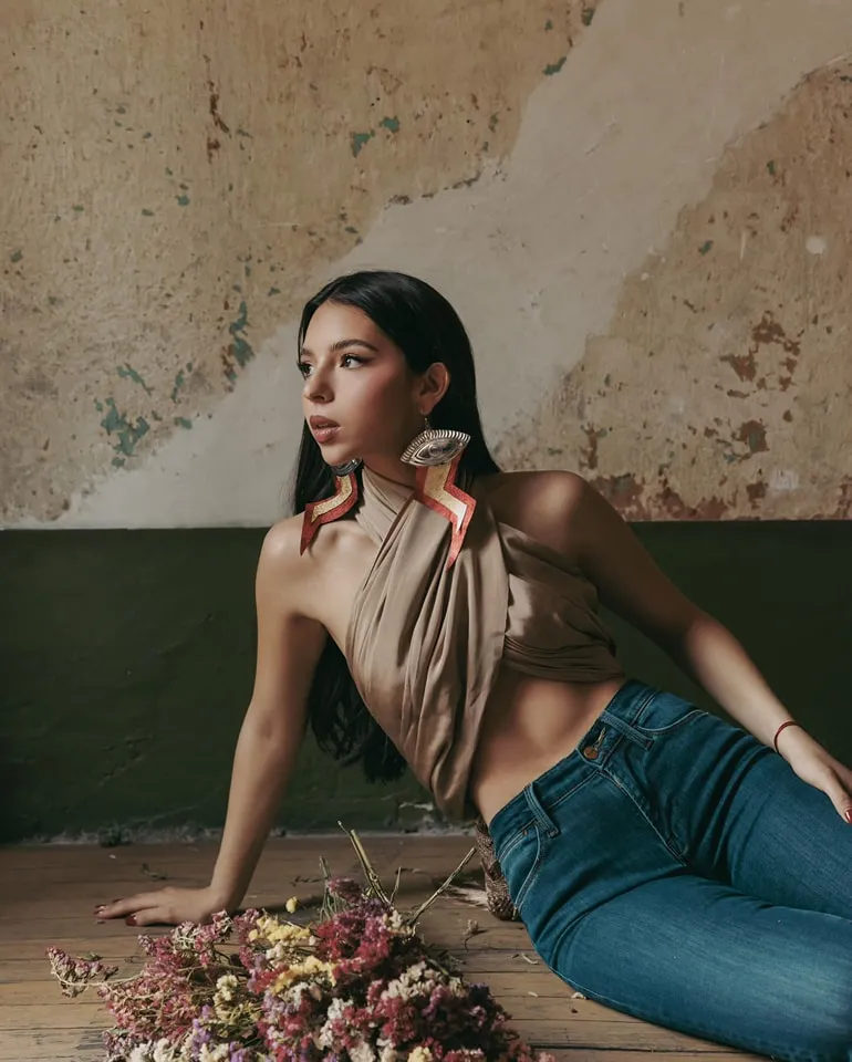 Lo negativo en su entorno la tiene con estrés y ansiedad / FB: @AngelaAguilarOficial