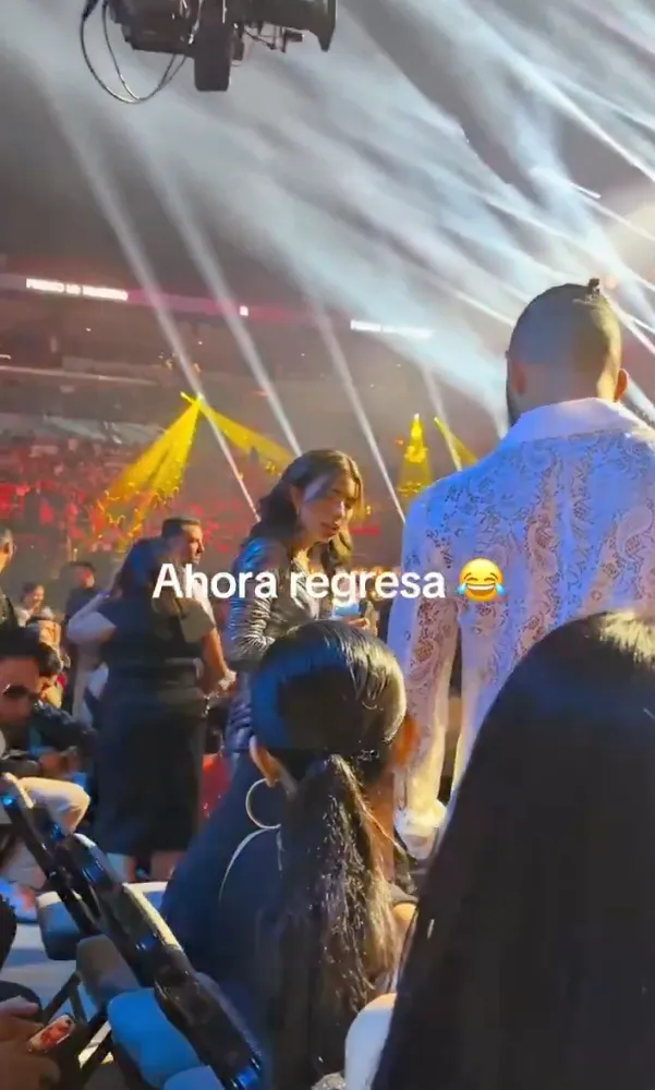 Cuando terminó el show de Beli, Ángela regresó a su lugar / Redes Sociales