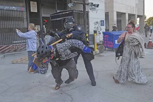 Los elementos de seguridad se fueron con todo contra los manifestantes / Redes Sociales