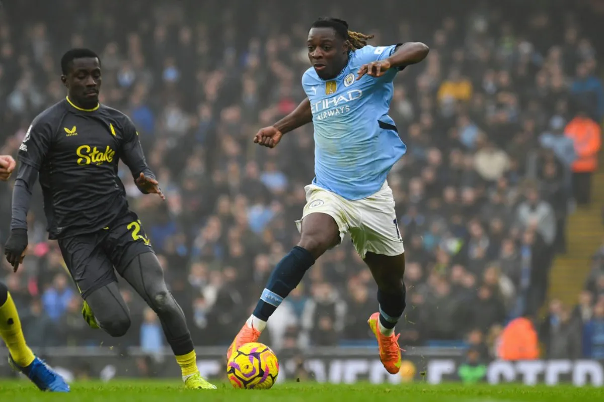 Doku en partido con Manchester City