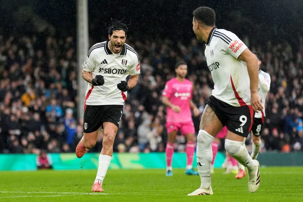 Raúl Jiménez en festejo de gol con Fulham