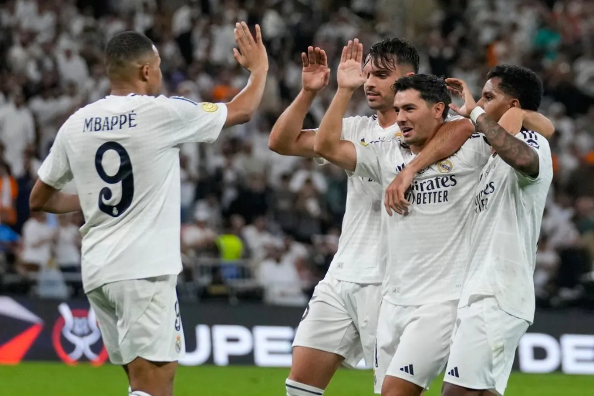 Jugadores de Real Madrid en festejo en la Supercopa