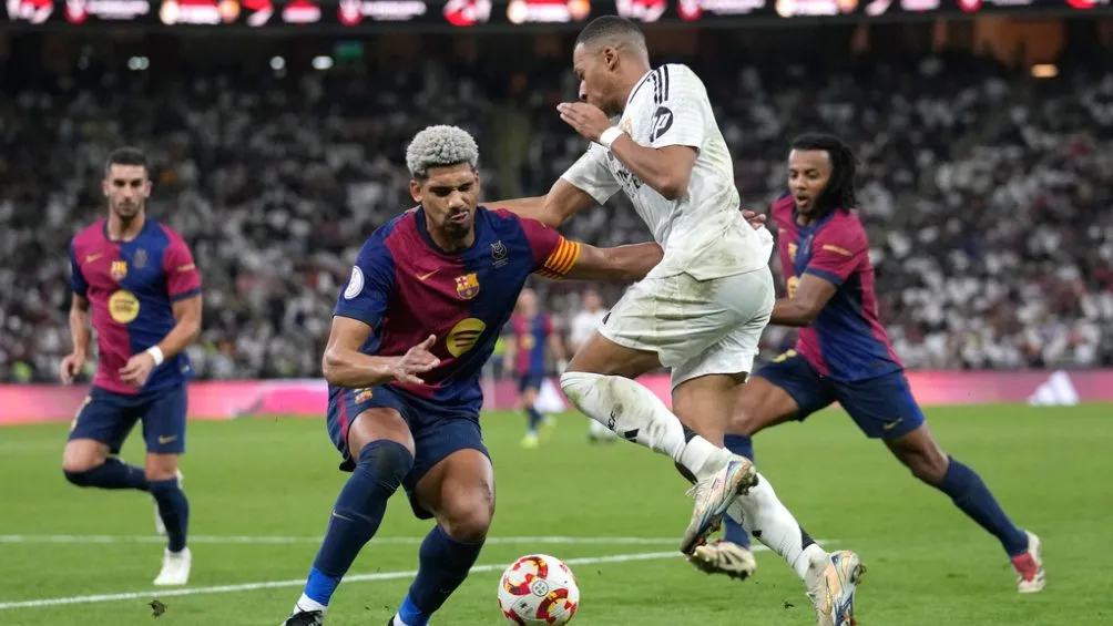 Araújo enfrenta a Mbappé en la Supercopa de España