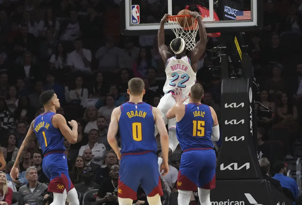 Jimmy Butler hace una clavada | AP