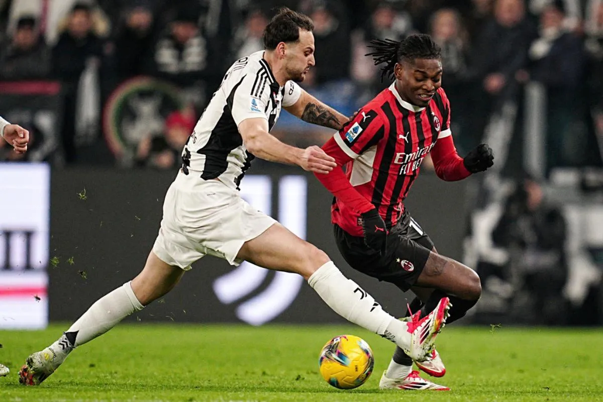 Federico Gatti y Rafa Leao se enfrentan por el balón