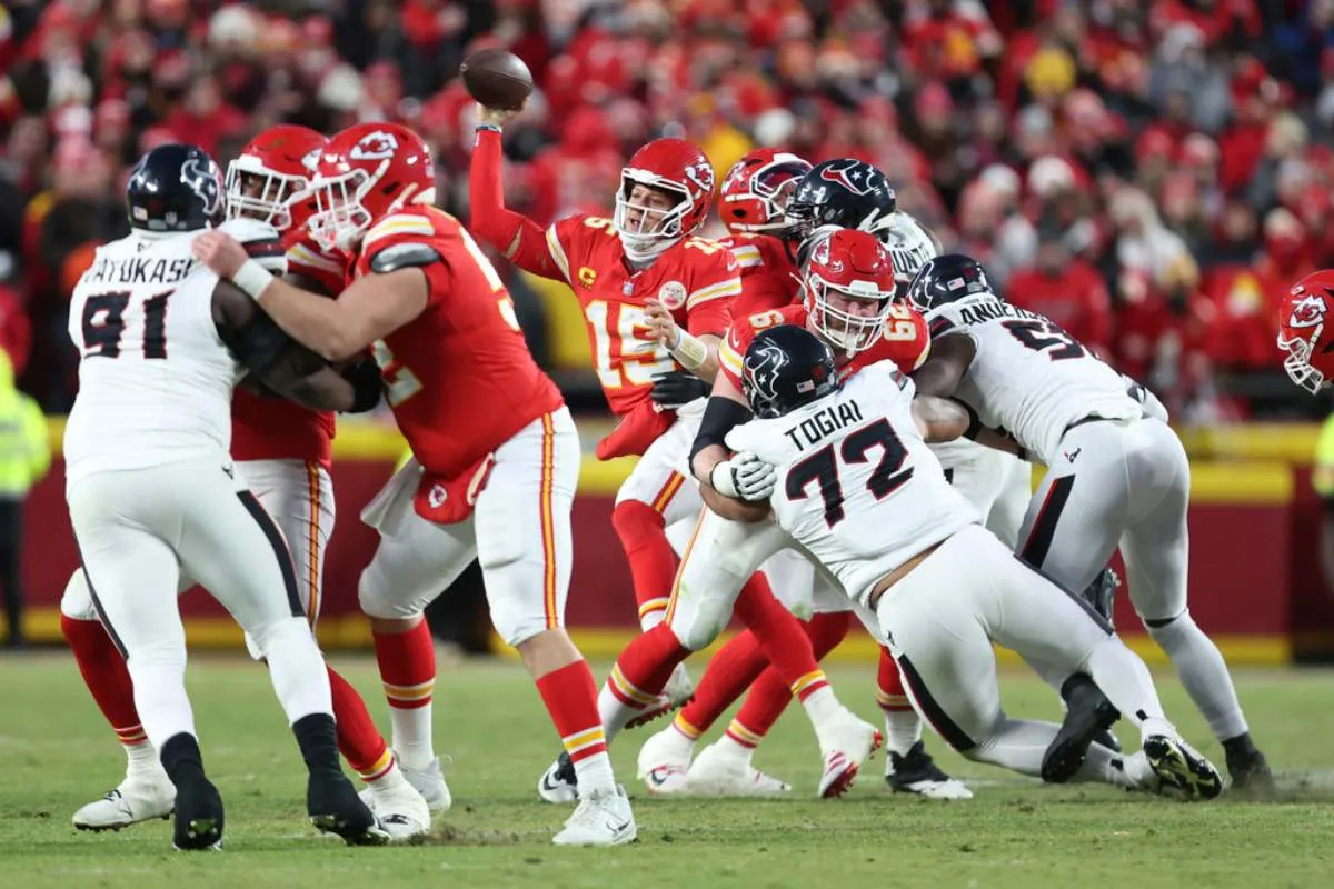 Defensica de Texans en presión a Mahomes