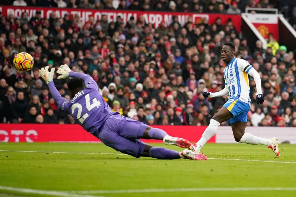 Onana ante Minteh en el Old Trafford