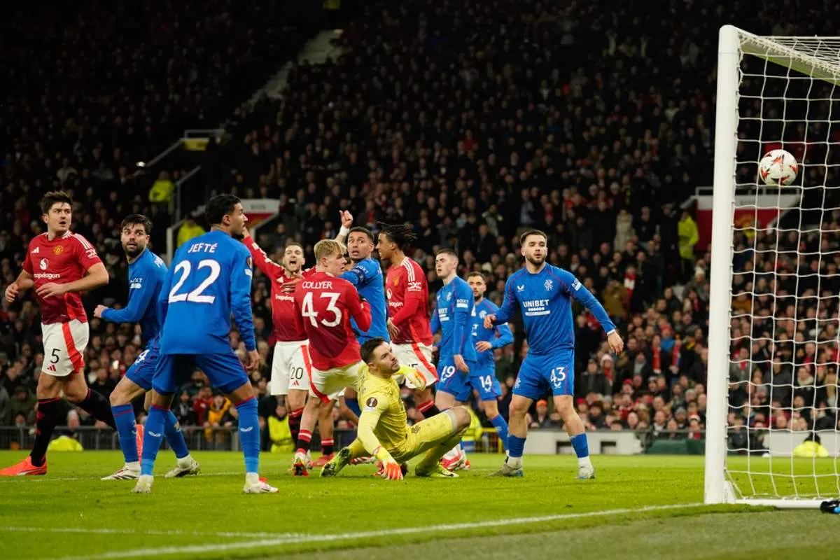 Jugadores de Ranger en el juego ante Manchester United