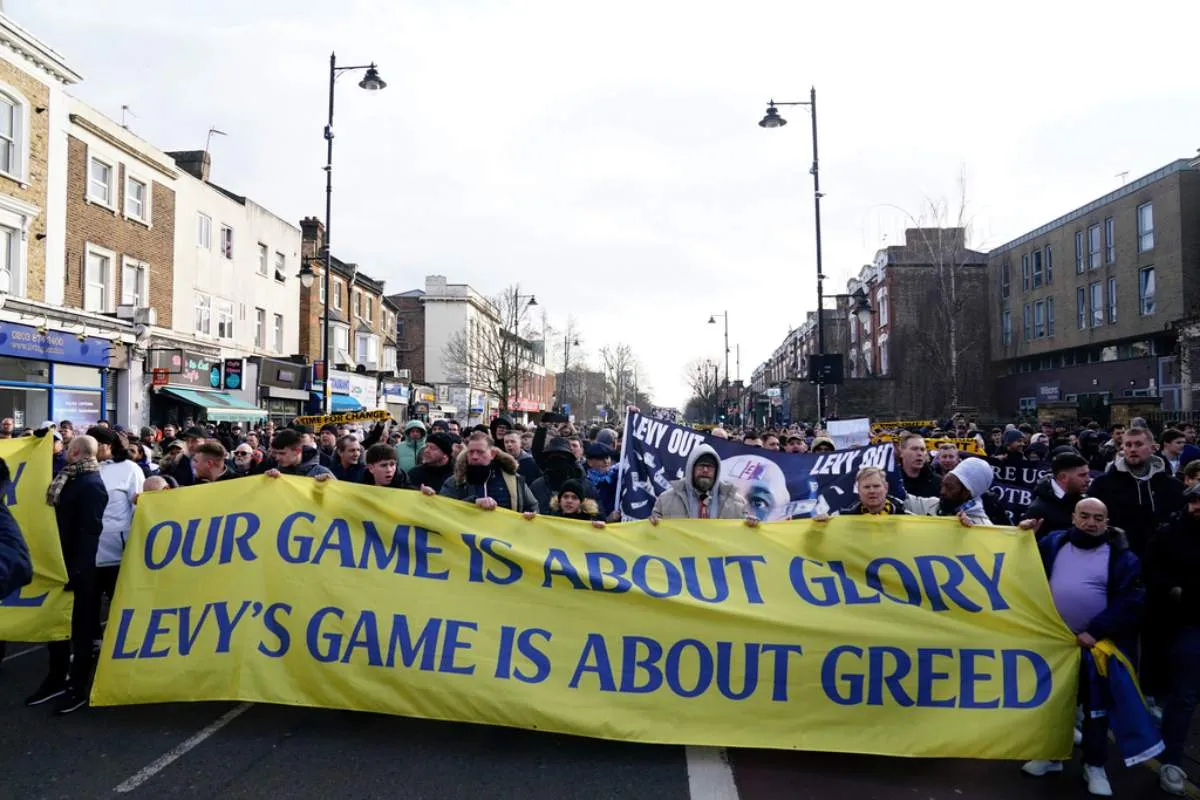 La afición de los Spurs reclamó a su directiva