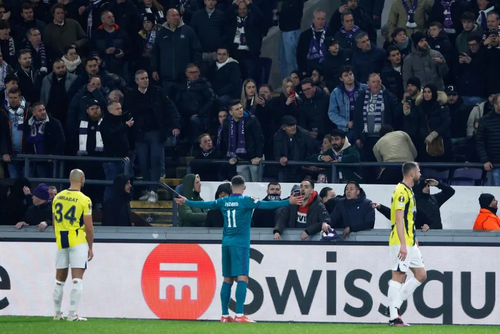 El pleito provocó la suspensión del partido por 15 minutos