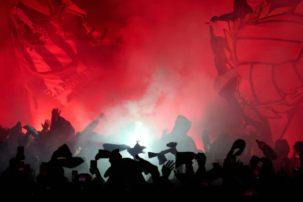Anoeta se llenó de luces, bengalas y cánticos en la llegada del equipo