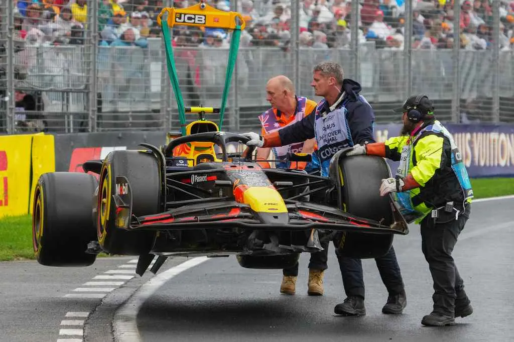 Lawson abandonó en el Gran Premio de Australia tras chocar ante el muro