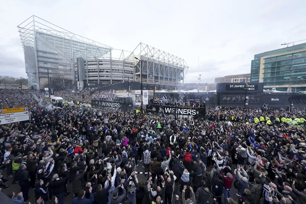 El desfile comenzó en St James, en medio de un mar de gente