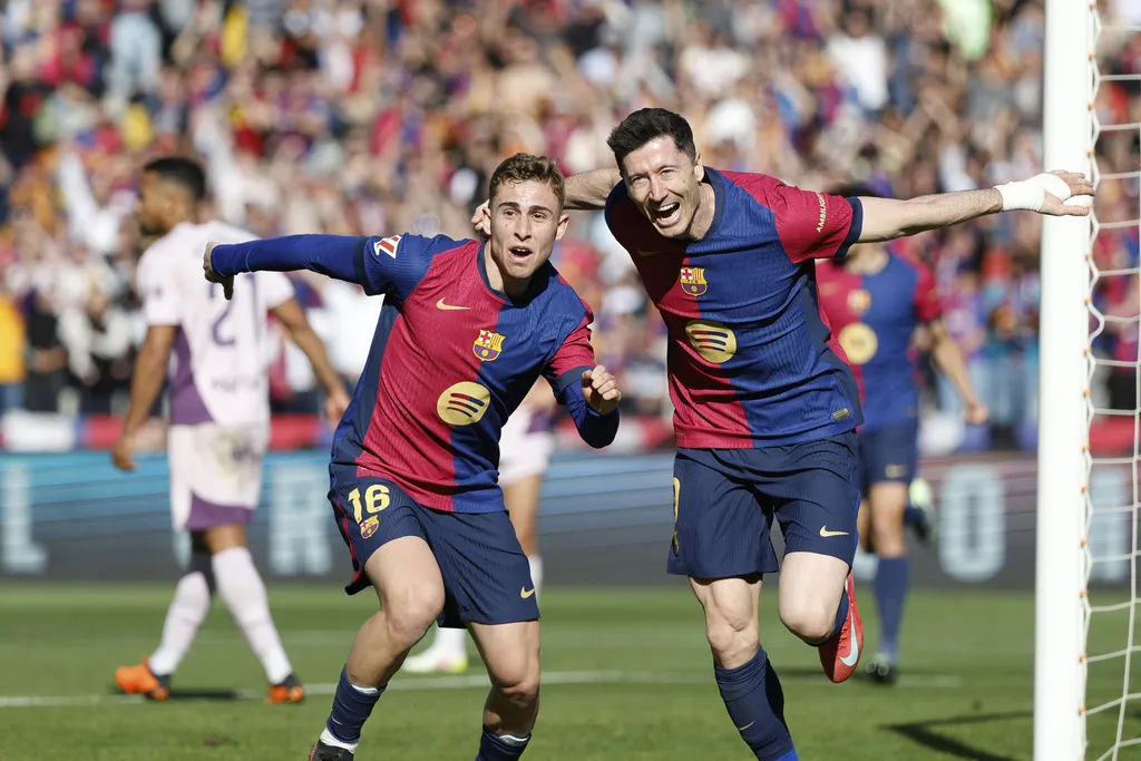 El polaco es líder del Pichichi con tres goles más que Mbappé