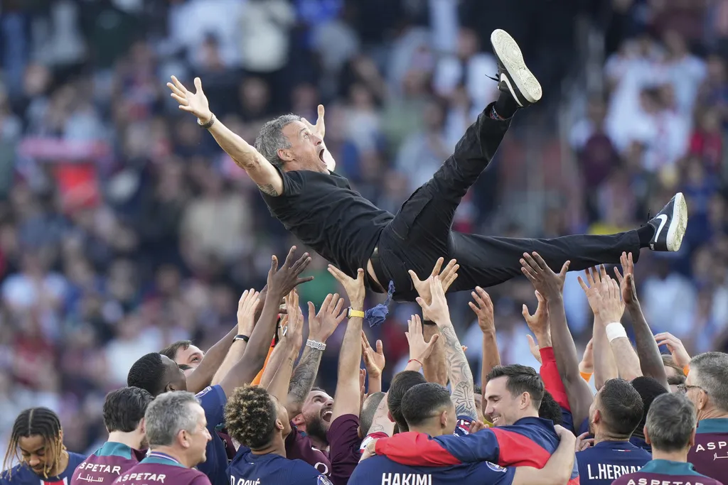 Jugadores del PSG alzan a Luis Enrique tras el título