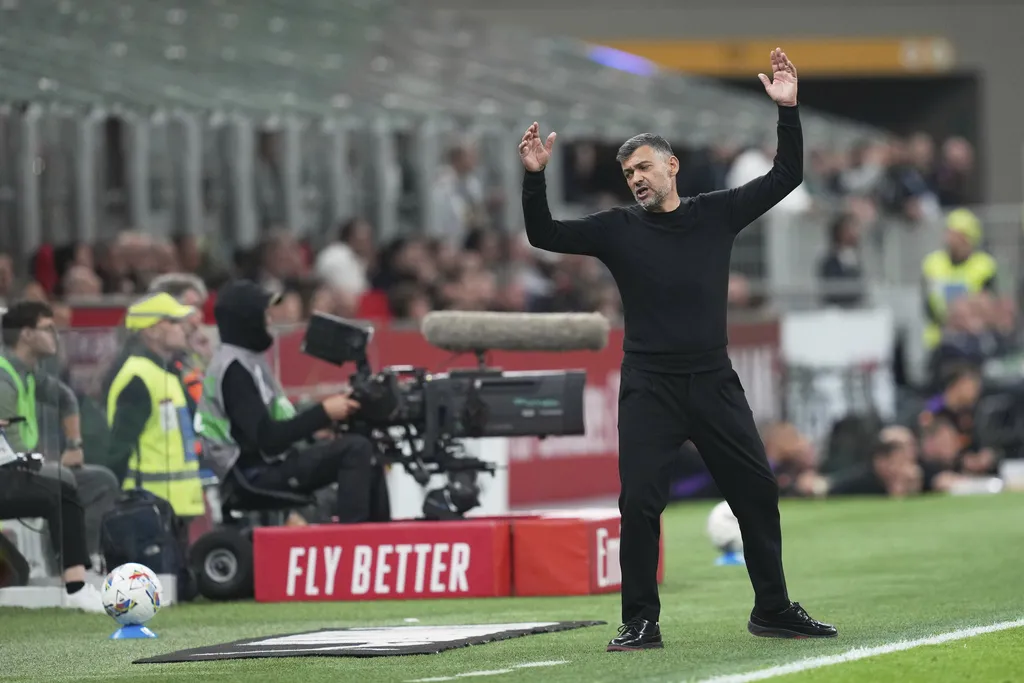 Sergio Conceicao se lamenta en un partio del Milan
