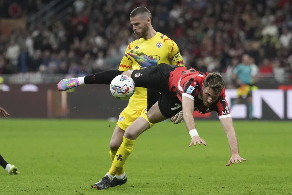 Giménez cae tras un choque con De Gea