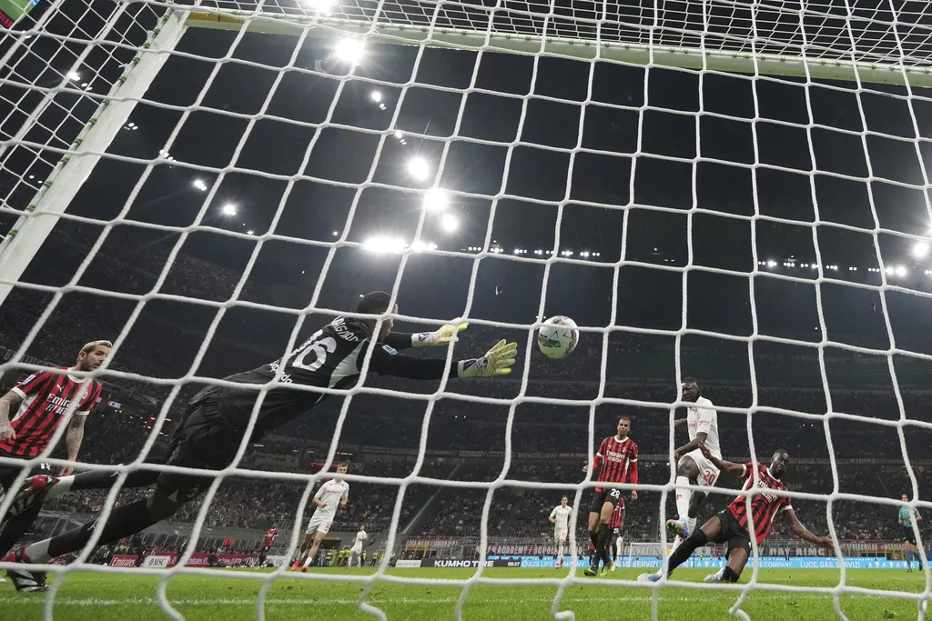 Maignan no pudo concluir el encuentro por el duro choque