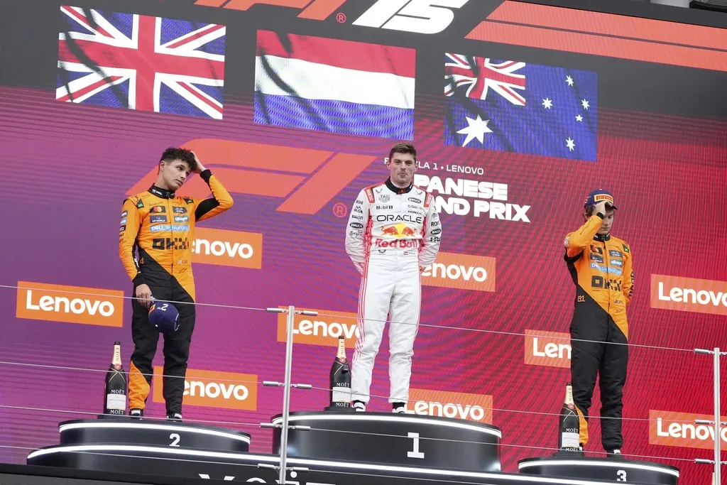 Verstappen le ganó a los dos McLaren en Suzuka