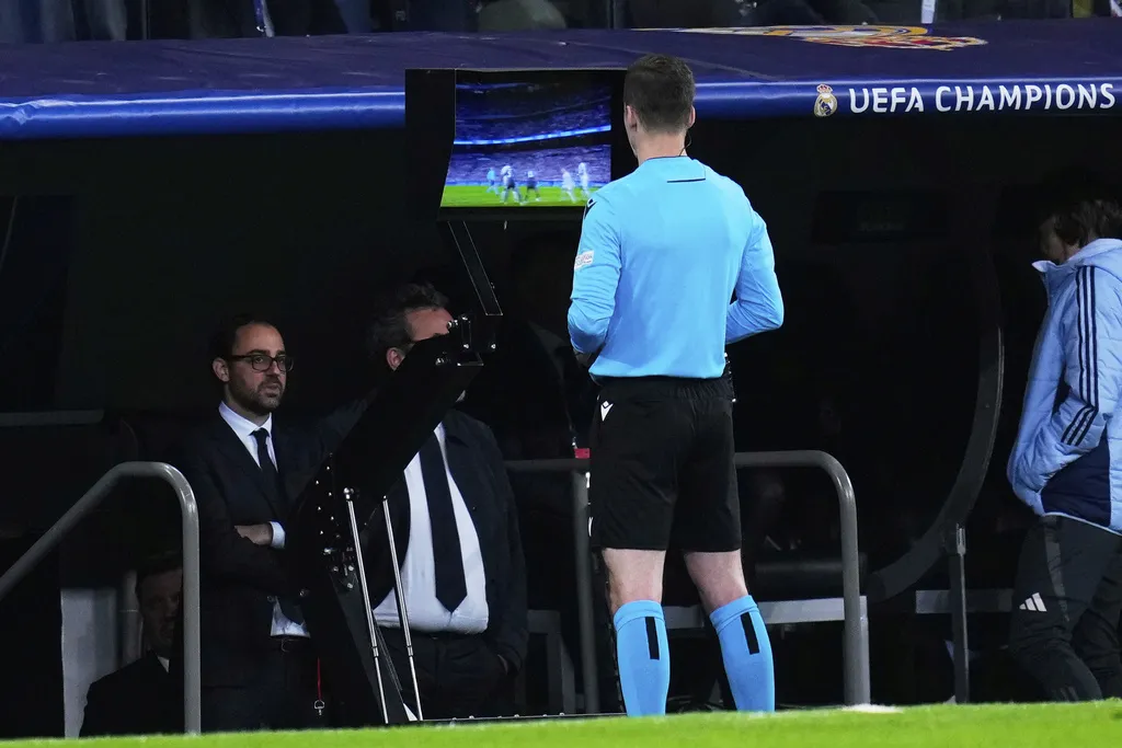 Las revisiones en el VAR mancharon el juego entre Merengues y Gunners