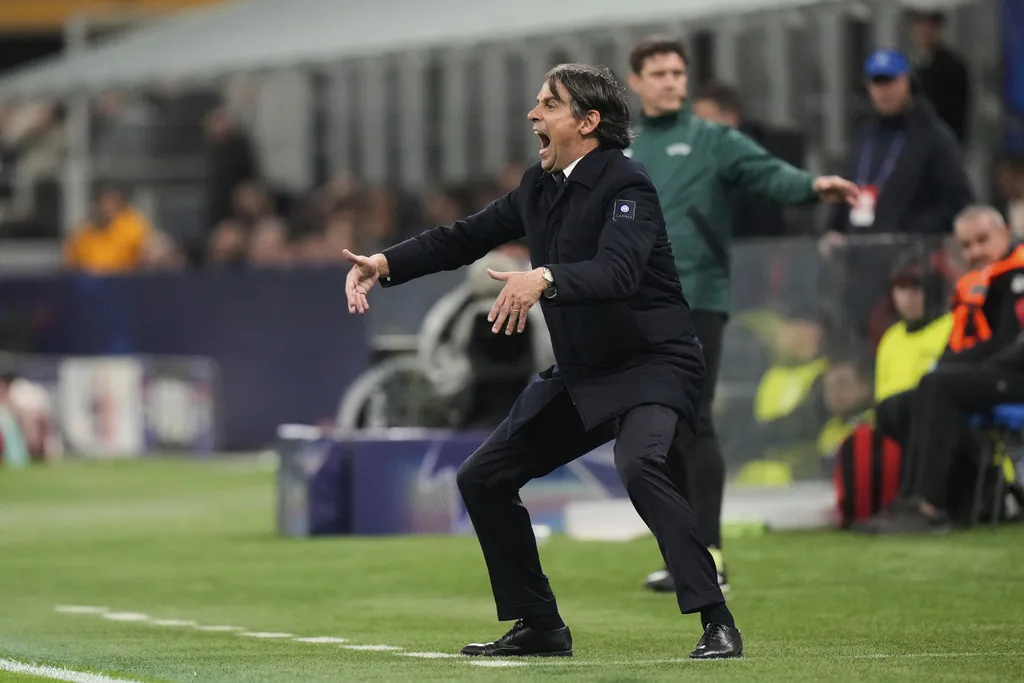 Simone Inzaghi da indicaciones durante el partido de Coppa Italia vs AC Milan