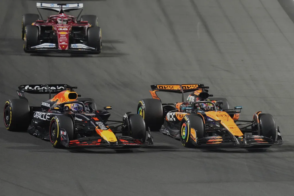 Verstappen y Piastri tuvieron una gran pelea en la largada