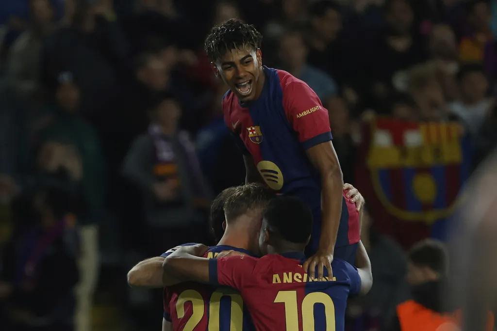 Yamal en celebración de gol con su compañero