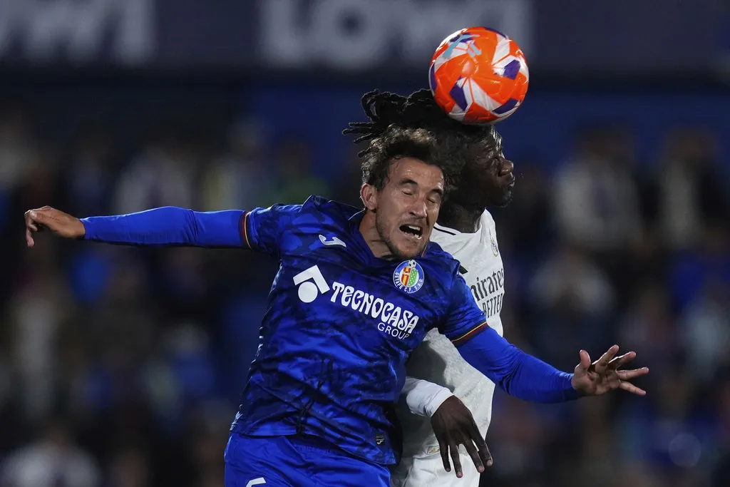 Camavinga disputa el balón en el partido vs Getafe