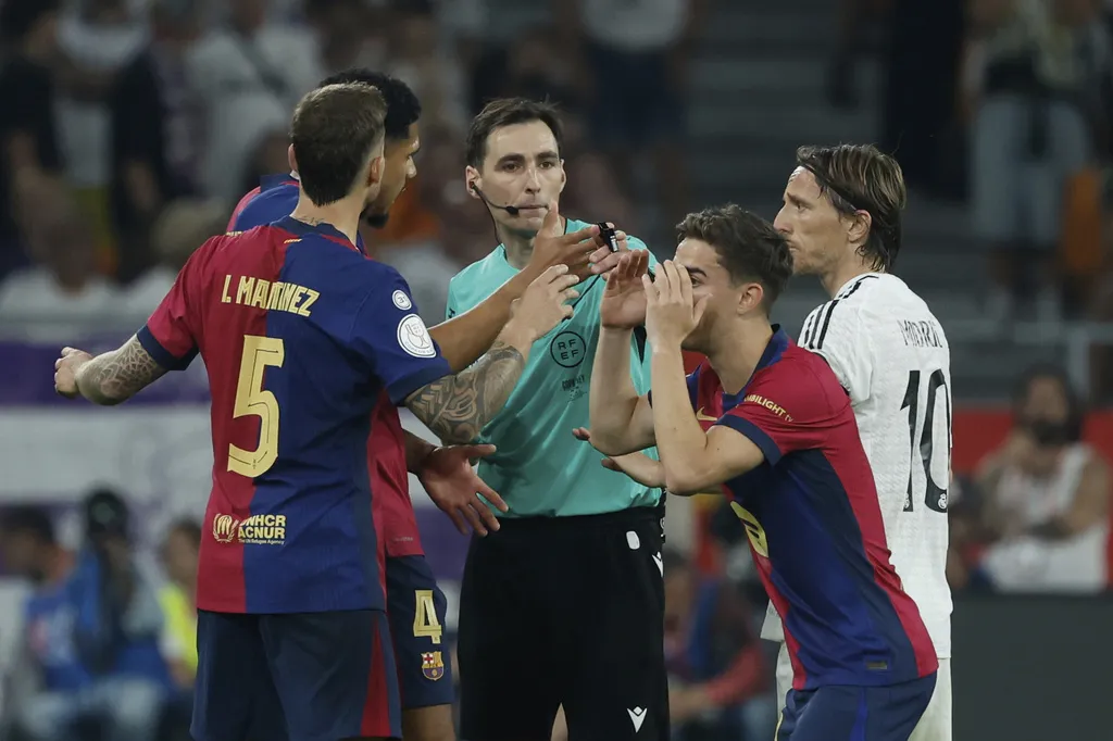 Jugadores de Barcelona se quejan contra el árbitro en la Final de la Copa del Rey