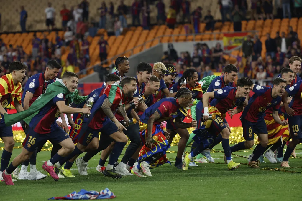 Celebración de futbolistas blaugranas tras el triunfo ante Real Madrid