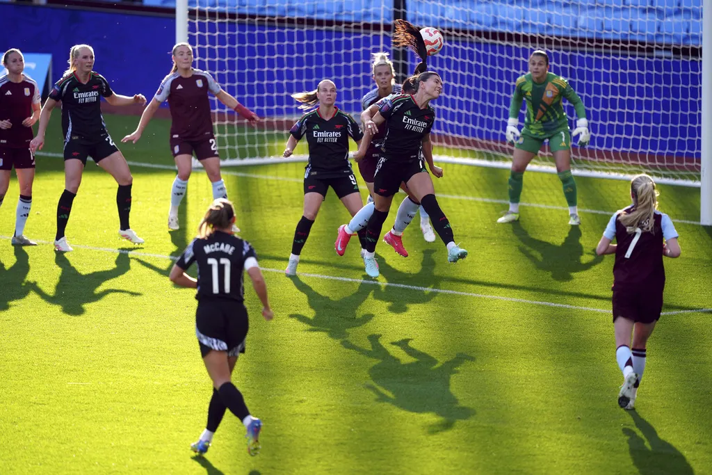 Aston Villa vs Arsenal en un partido de la Women's Super League de Inglaterra