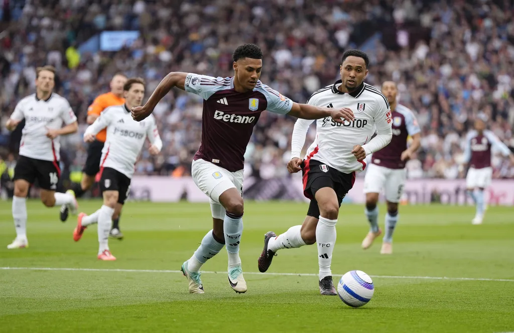 Ollie Watkins persigue el balón