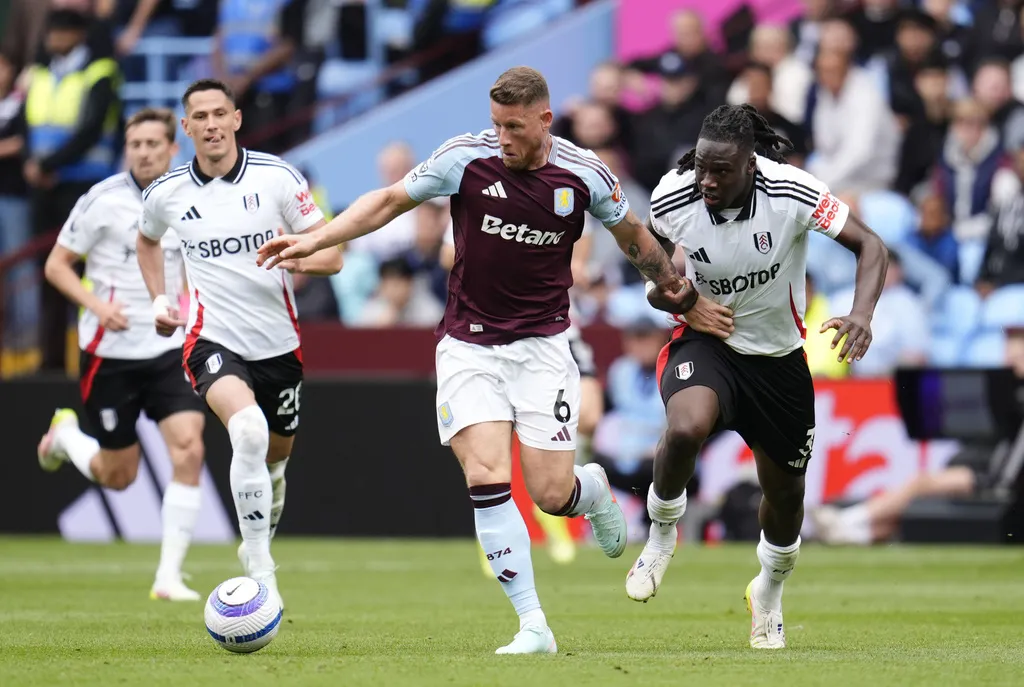 Ross Barkley disputa el balón