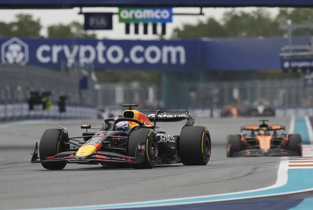 Verstappen no pudo defenderse mucho tiempo de los McLaren