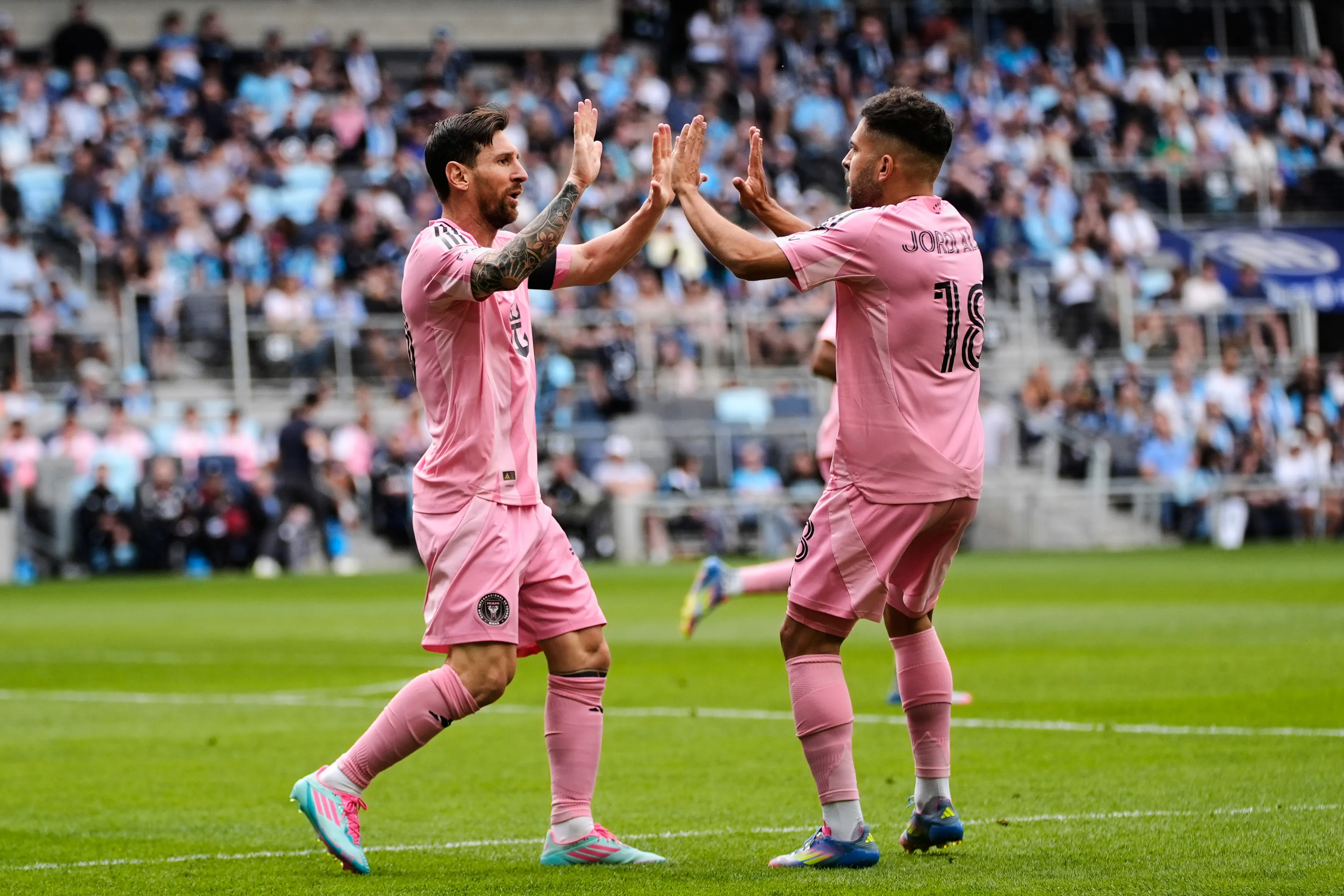 Messi y Jordi Alba festejan un gol