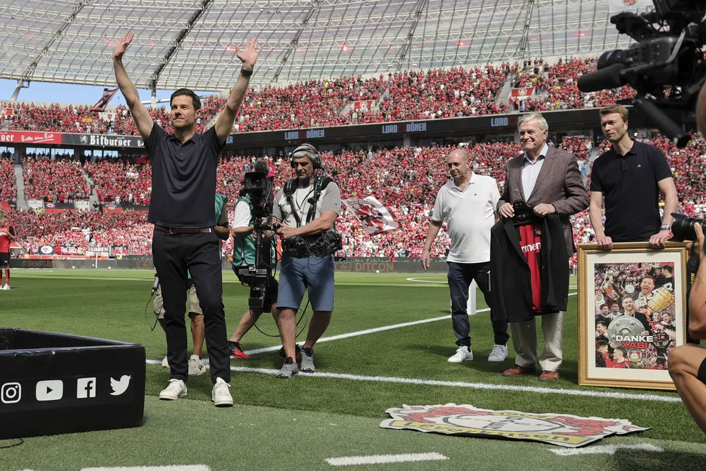 Alonso se despidió este domingo de la afición de Leverkusen en casa