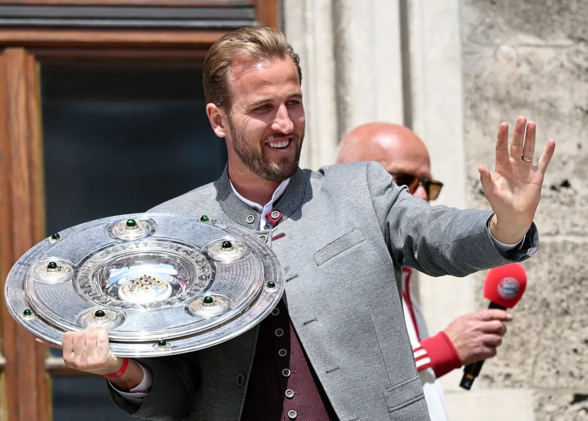 Harry Kane con el trofeo | AP