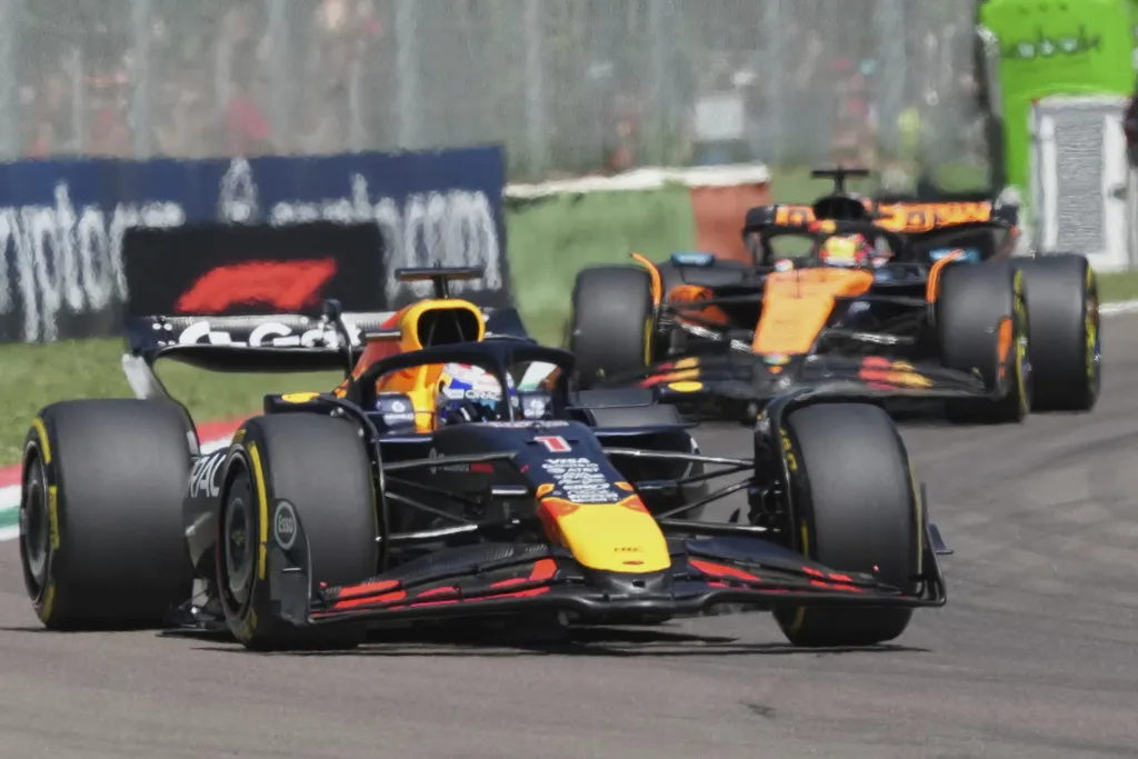Max le ganó a los McLaren con autoridad