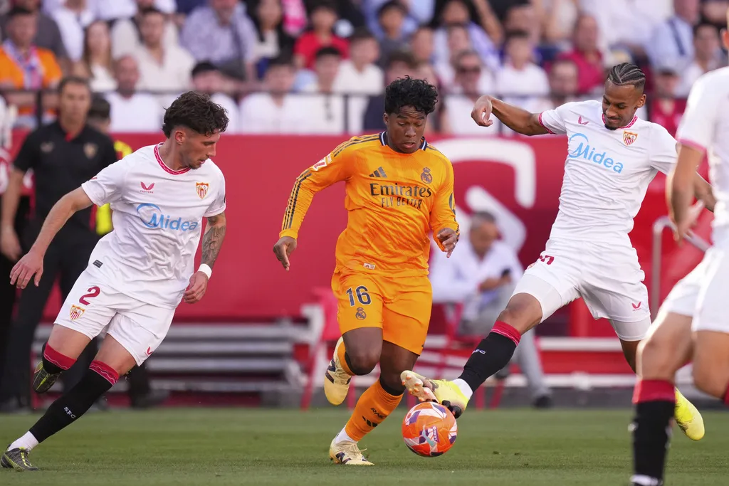 Endrick conduce el balón